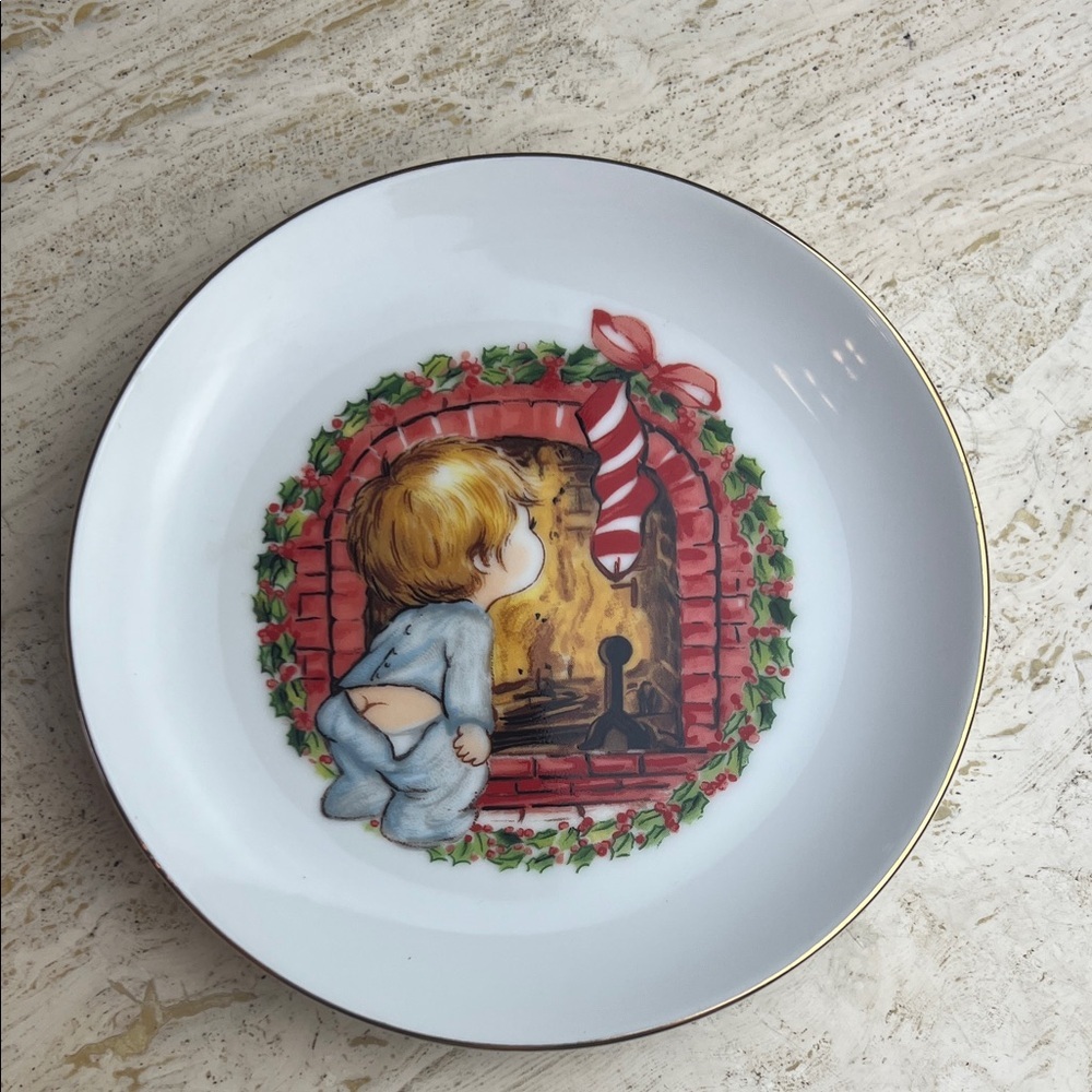 Vintage 1982 Fine porcelain Christmas plate 22K gold edged